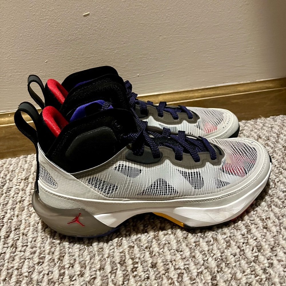 Boys Jordan 37 basketball shoes